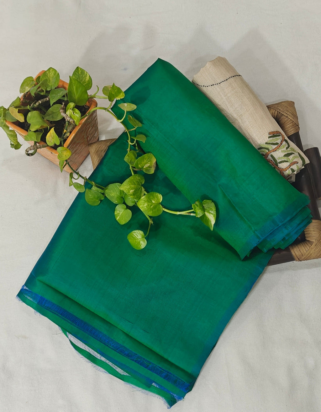 luxurious green dual-tone handloom saree