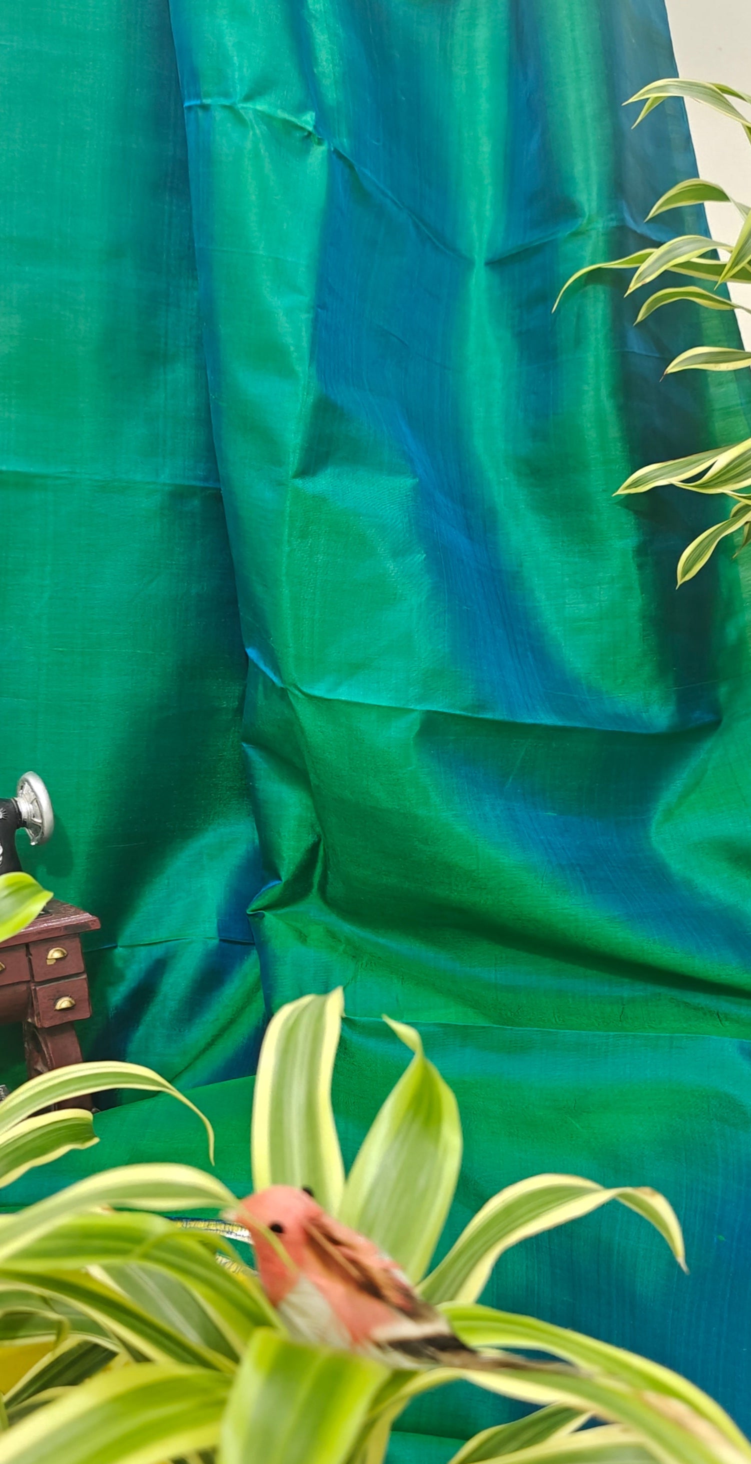 luxurious green dual-tone handloom saree